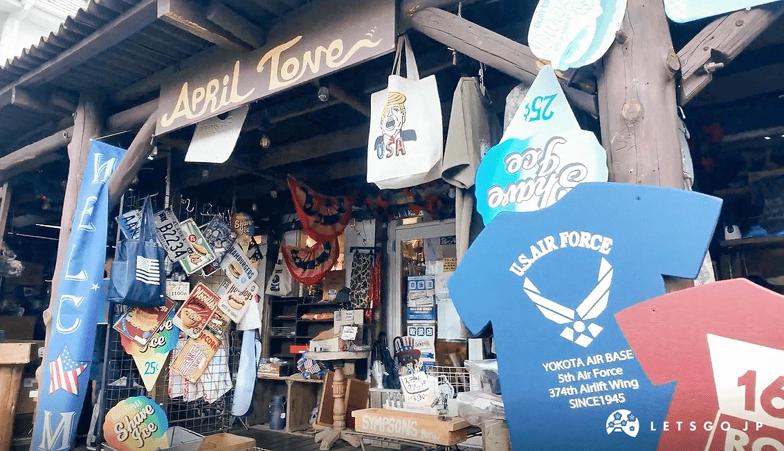 繽紛的美式雜貨店門口